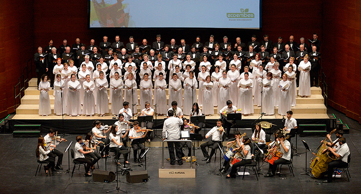 La música y el reciclaje llenan Donostia de la mano de la Orquesta de Instrumentos Reciclados de Cateura